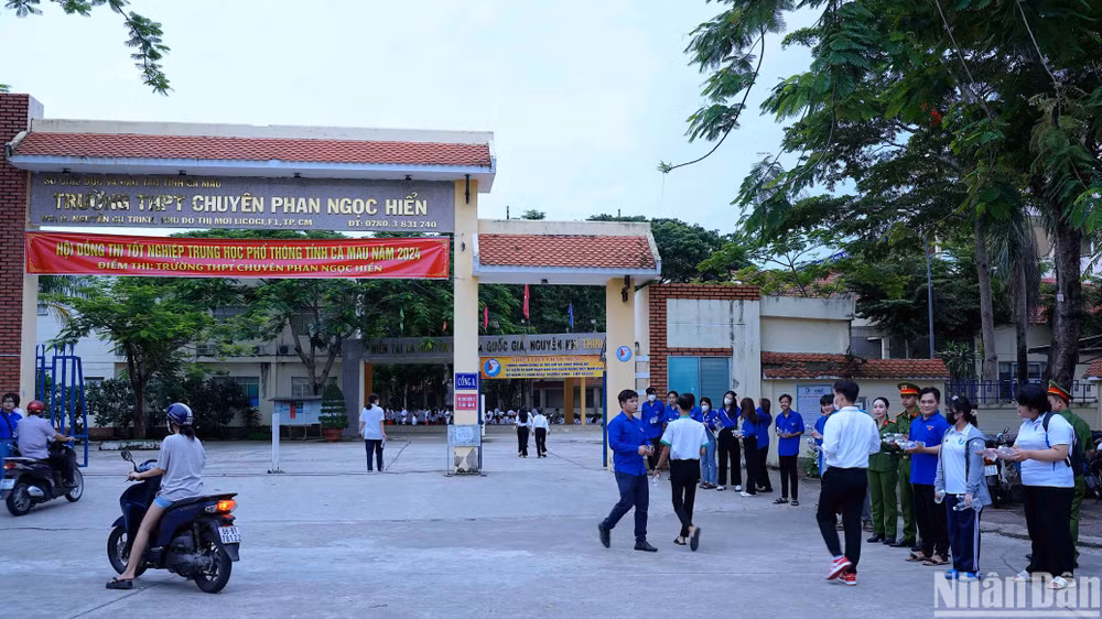 Lực lượng tình nguyện Cà Mau tham gia “tiếp sức mùa thi”, hỗ trợ thí sinh.