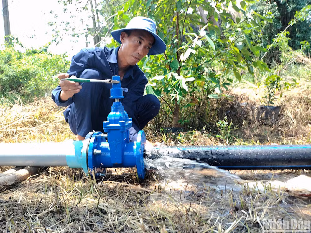 Thi công đấu nối tuyến ống chính công trình nâng cấp, mở rộng đường ống cấp nước tại xã Biển Bạch.