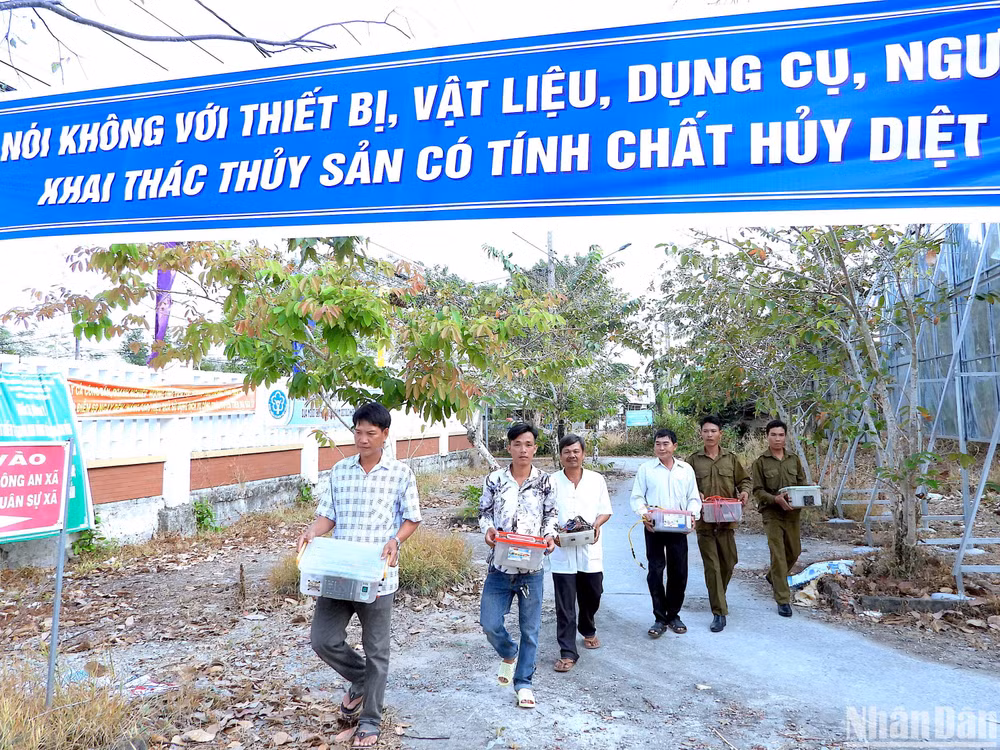 Từ quý IV/2023 đến nay, trên địa bàn xã Khánh Thuận (huyện U Minh) có hơn 50 hộ dân chủ động giao nộp xung điện, kích điện.