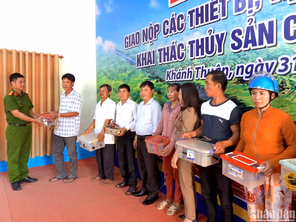Công an xã Khánh Thuận (huyện U Minh) tiếp nhận xung điện do người dân chủ động giao nộp tại lễ phát động vào chiều 31/5.
