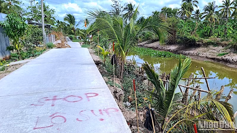 Chi chít những dòng cảnh báo “lộ sụt lún” ở vùng nông thôn huyện Trần Văn Thời, tỉnh Cà Mau.