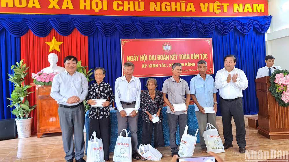 Lãnh đạo tỉnh Cà Mau tặng quà cho các hộ có hoàn cảnh khó khăn tại Ngày hội đại đoàn kết toàn dân tộc tổ chức điểm tại xã Hàm Rồng.