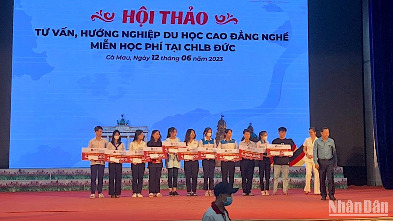 Trao hỗ trợ học bổng cho các em học sinh đăng ký du học tại hội thảo. 