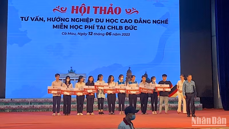 Trao hỗ trợ học bổng cho các em học sinh đăng ký du học tại hội thảo. 
