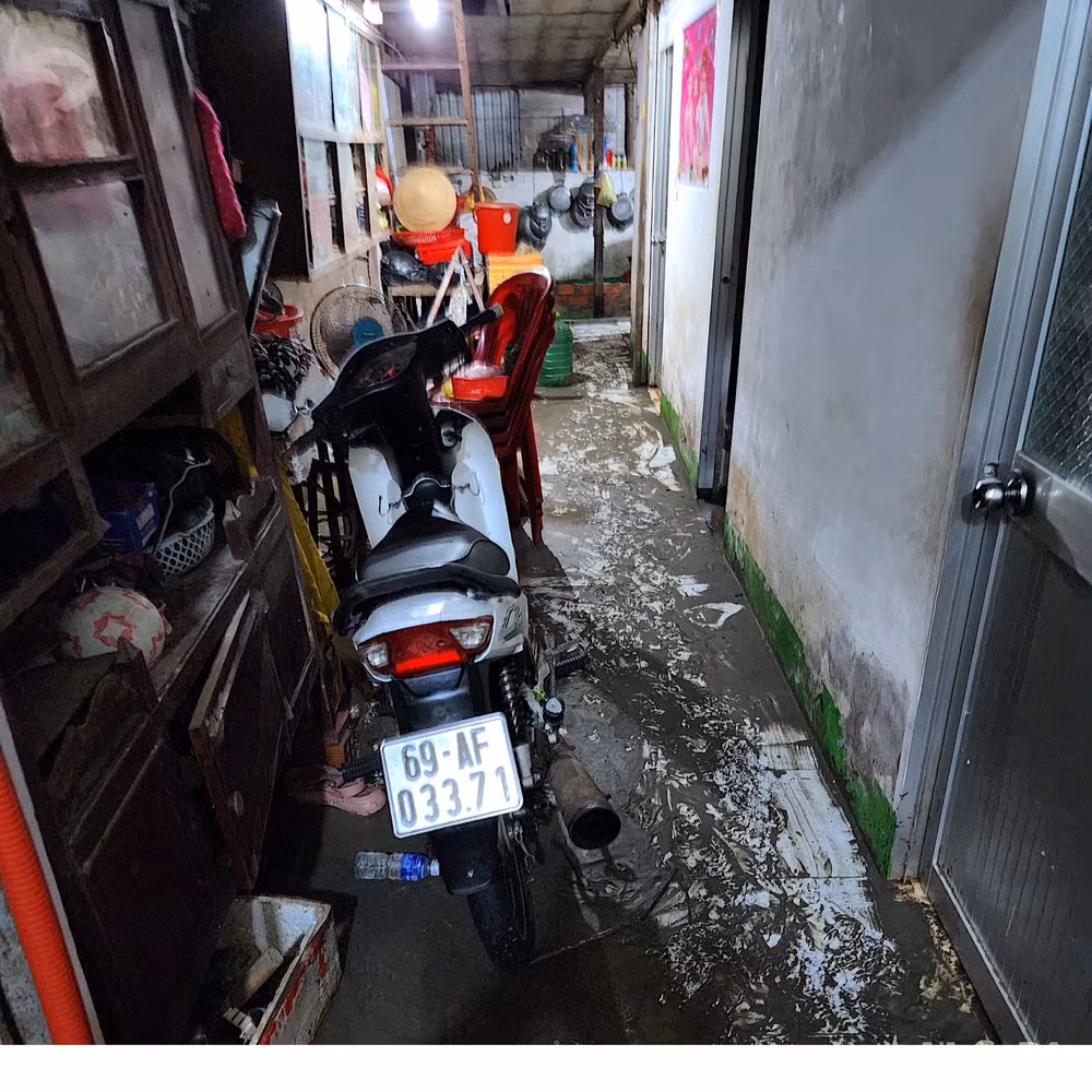Mưa lớn kết hợp triều cường khiến nước tràn vào nhà ảnh hưởng đến sinh hoạt của người dân.