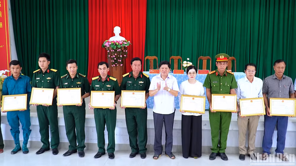 Tặng bằng khen của Chủ tịch Ủy ban nhân dân tỉnh Cà Mau cho các tập thể, cá nhân tích cực tham gia phòng cháy, chữa cháy rừng.