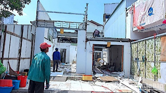 Lực lượng chức năng cưỡng chế nhà ông Cột (phải) nhưng “tháo dỡ nhầm” luôn căn bên cạnh (trái) dù không có quyết định cưỡng chế. 