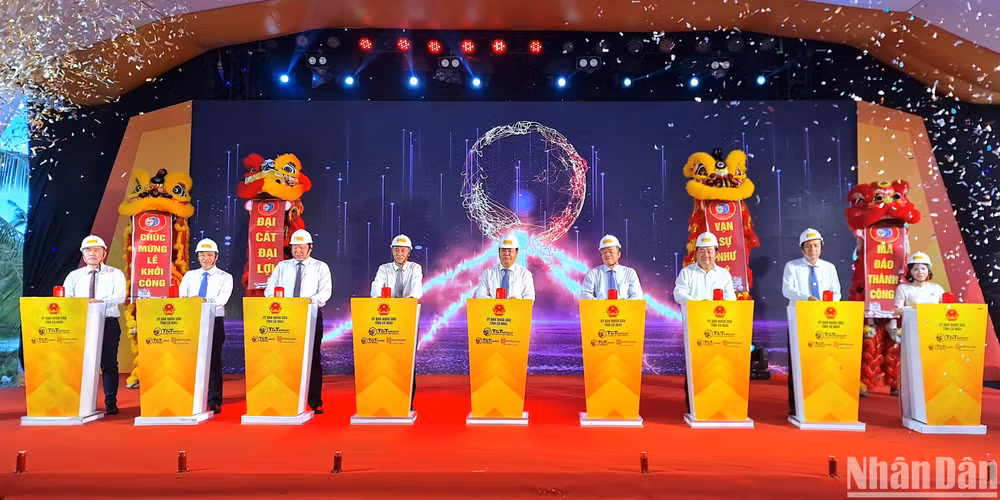 Lãnh đạo cấp ủy, chính quyền tỉnh Cà Mau và nhà đầu tư thực hiện nghi thức khởi công dự án nhà ở đô thị hơn 1.000 tỷ đồng vào chiều 10/12. Lãnh đạo cấp ủy, chính quyền tỉnh Cà Mau và nhà đầu tư thực hiện nghi thức khởi công dự án nhà ở đô thị hơn 1.000 tỷ đồng vào chiều 10/12.