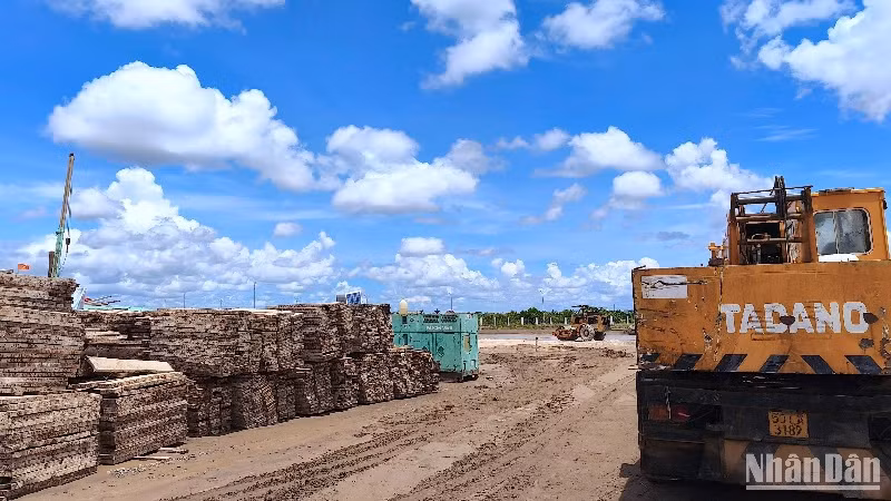 Một góc công trường thi công gói thầu khối nhà chính Bệnh viện Đa khoa Cà Mau quy mô 1.200 giường vào trưa 16/5.