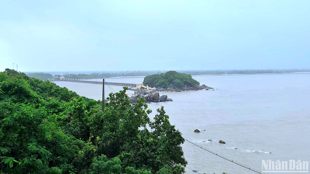 Vùng biển chung quanh cụm đảo Hòn Đá Bạc (huyện Trần Văn Thời, tỉnh Cà Mau) nằm trong khu bảo tồn biển Cà Mau.