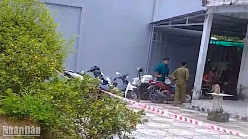 Lực lượng chức năng phong tỏa hiện trường để làm rõ nguyên nhân vụ cướp vào hôm xảy ra vụ việc.