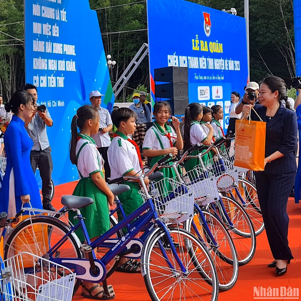 Phó Chủ tịch nước Võ Thị Ánh Xuân trao tặng xe đạp cho học sinh khó khăn huyện Ngọc Hiển.