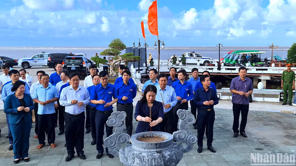 Phó Chủ tịch nước Võ Thị Ánh Xuân dâng hương Quốc tổ Lạc Long Quân tại xã Đất Mũi (huyện Ngọc Hiển, tỉnh Cà Mau).