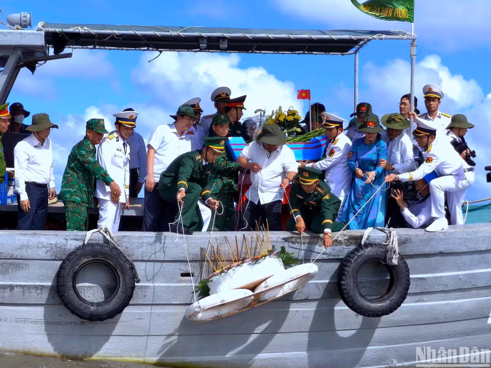 Hoạt động dâng hương, dâng hoa các chiến sĩ cách mạng trên biển Vàm Lũng của lãnh đạo tỉnh Cà Mau vào chiều 24/4.