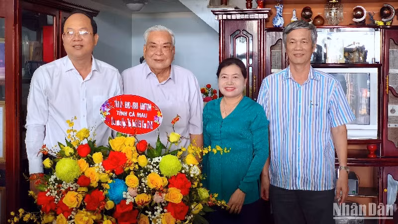 Bí thư Tỉnh ủy Cà Mau Nguyễn Hồ Hải (bìa trái) chụp hình lưu niệm cùng gia đình Bác sĩ, Thầy thuốc Nhân dân Trương Minh Thắng, nguyên Giám đốc Sở Y tế Cà Mau.