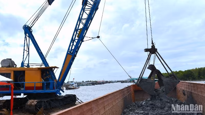 Thiết bị chuyên dụng của nhà đầu tư múc những gàu đất đầu tiên nạo vét luồng tuyến cửa biển Cái Đôi Vàm, huyện Phú Tân, tỉnh Cà Mau.