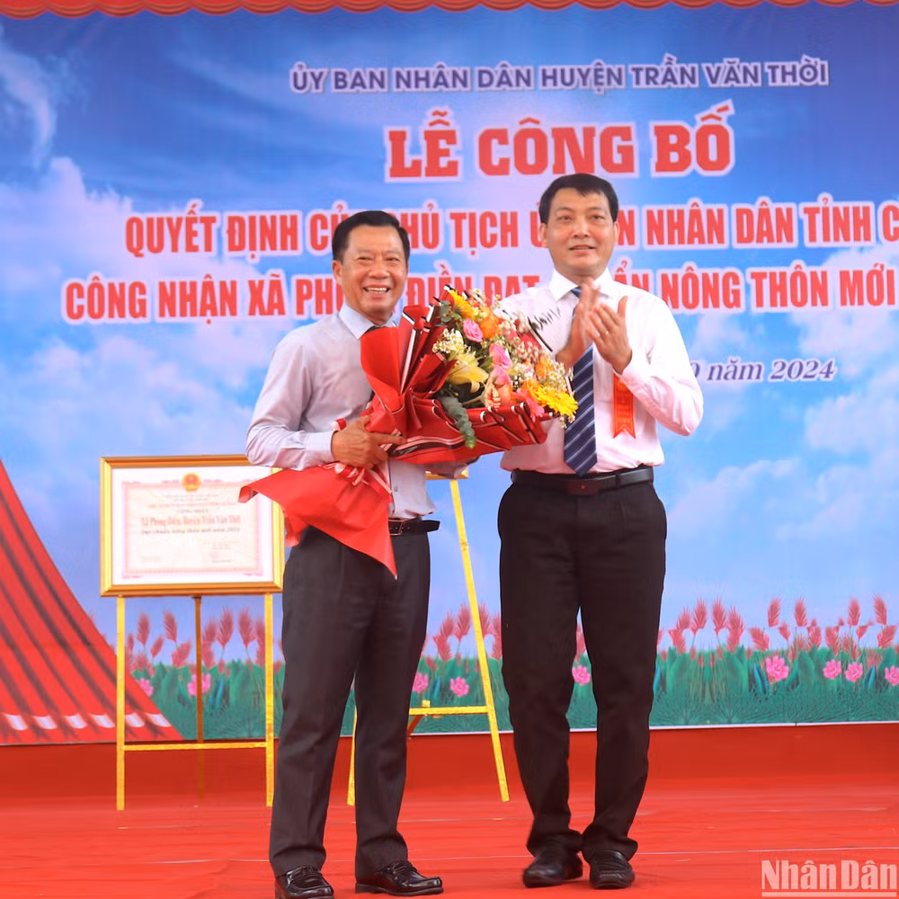 Lãnh đạo Hội đồng nhân dân tỉnh Cà Mau tặng hoa chúc mừng chính quyền huyện Trần Văn Thời có thêm xã về đích xây dựng nông thôn mới.