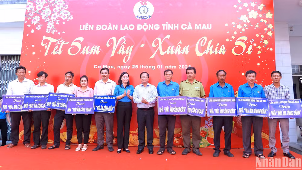Đại diện lãnh đạo tỉnh Cà Mau và Liên đoàn Lao động tỉnh trao hỗ trợ 17 căn nhà mái ấm công đoàn cho công đoàn viên các cấp trong tỉnh.