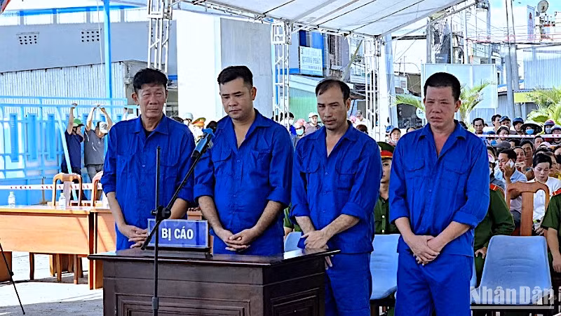 4 bị cáo bị truy tố về hành vi tổ chức, môi giới cho người khác trốn đi nước ngoài trái phép nghe Tòa tuyên án.