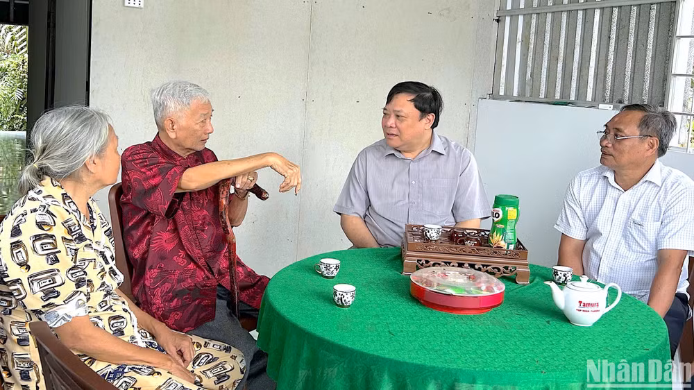 Chủ tịch Ủy ban nhân dân tỉnh Cà Mau Phạm Thành Ngại (thứ 2 từ phải qua) tiếp thu ý kiến của hộ dân tại huyện Cái Nước thuộc diện hỗ trợ xóa nhà tạm, nhà dột nát.