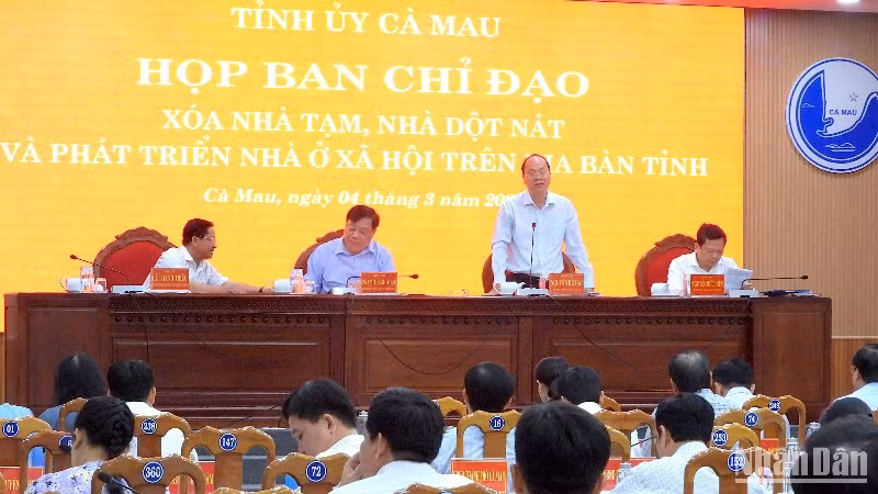Bí thư Tỉnh ủy Cà Mau Nguyễn Hồ Hải (đứng trên cùng) quán triệt nội dung cuộc họp Ban Chỉ đạo xóa nhà tạm, nhà dột nát vào sáng 4/3.