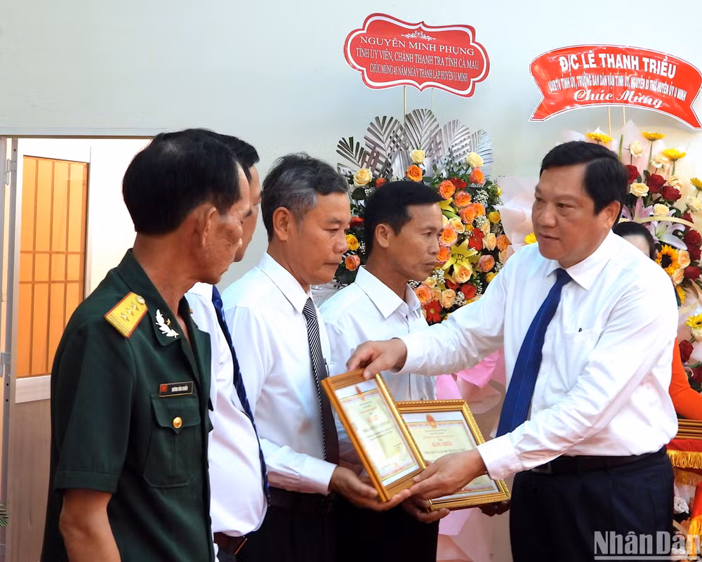 Đại diện lãnh đạo tỉnh Cà Mau trao bằng khen của Chủ tịch tỉnh tỉnh cho các tập thể, cá nhân có thành tích xuất sắc trong phát triển kinh tế, xã hội của huyện U Minh. Đại diện lãnh đạo tỉnh Cà Mau trao bằng khen của Chủ tịch tỉnh tỉnh cho các tập thể, cá nhân có thành tích xuất sắc trong phát triển kinh tế, xã hội của huyện U Minh.