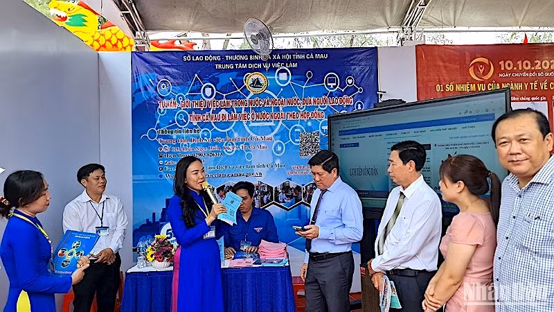 Phó Chủ tịch Ủy ban nhân dân tỉnh Cà Mau Lê Văn Sử tham quan gian hàng chuyển đổi số tư vấn việc làm của Sở Lao động-Thương binh và Xã hội tỉnh Cà Mau. 