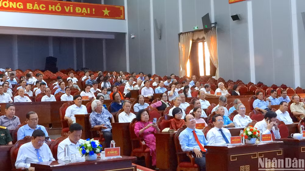 Đông đảo văn nghệ sĩ, trí thức trên địa bàn tỉnh Cà Mau tham dự họp mặt vào chiều 12/2.