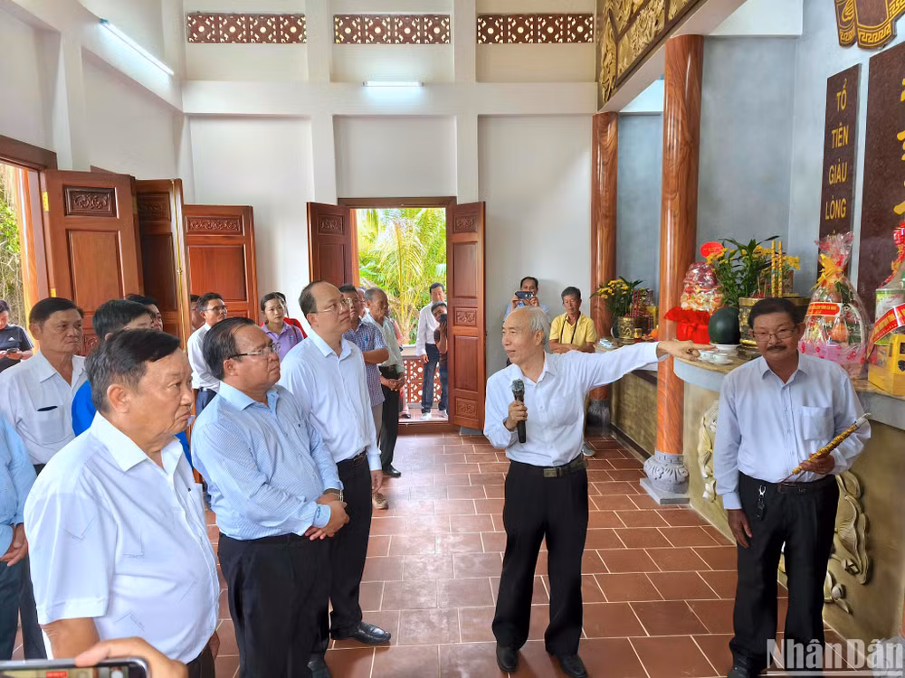 Bí thư Tỉnh ủy Cà Mau Nguyễn Hồ Hải (thứ 3 từ trái qua) nghe giới thiệu về Nhà tưởng niệm Cái Nhúc - Tân Thành, gắn với truyền thống cách mạng hào hùng của đất và người vùng Tân Thành.