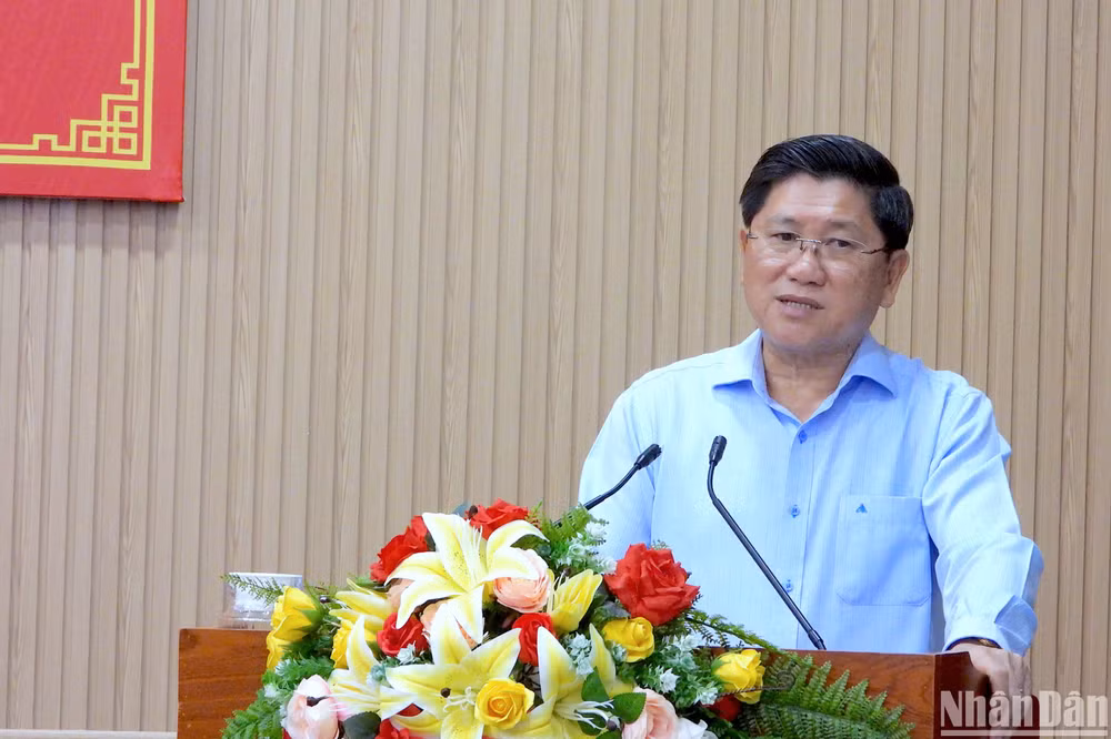 Phó Chủ tịch Ủy ban nhân dân tỉnh Cà Mau Lê Văn Sử phát biểu tại hội nghị.