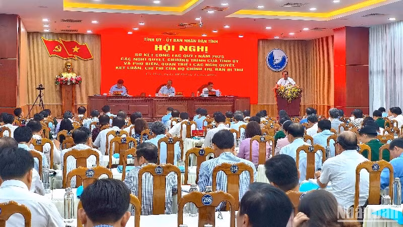 Quang cảnh hội nghị sơ kết quý 1 của Tỉnh ủy, Ủy ban nhân dân tỉnh Cà Mau.