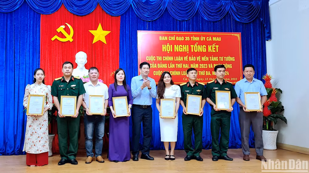 Đại diện Ban tổ chức Cuộc thi chính luận về bảo vệ nền tảng tư tưởng của Đảng năm 2023 tỉnh Cà Mau tặng Bằng khen cho các cá nhân đạt giải cao.