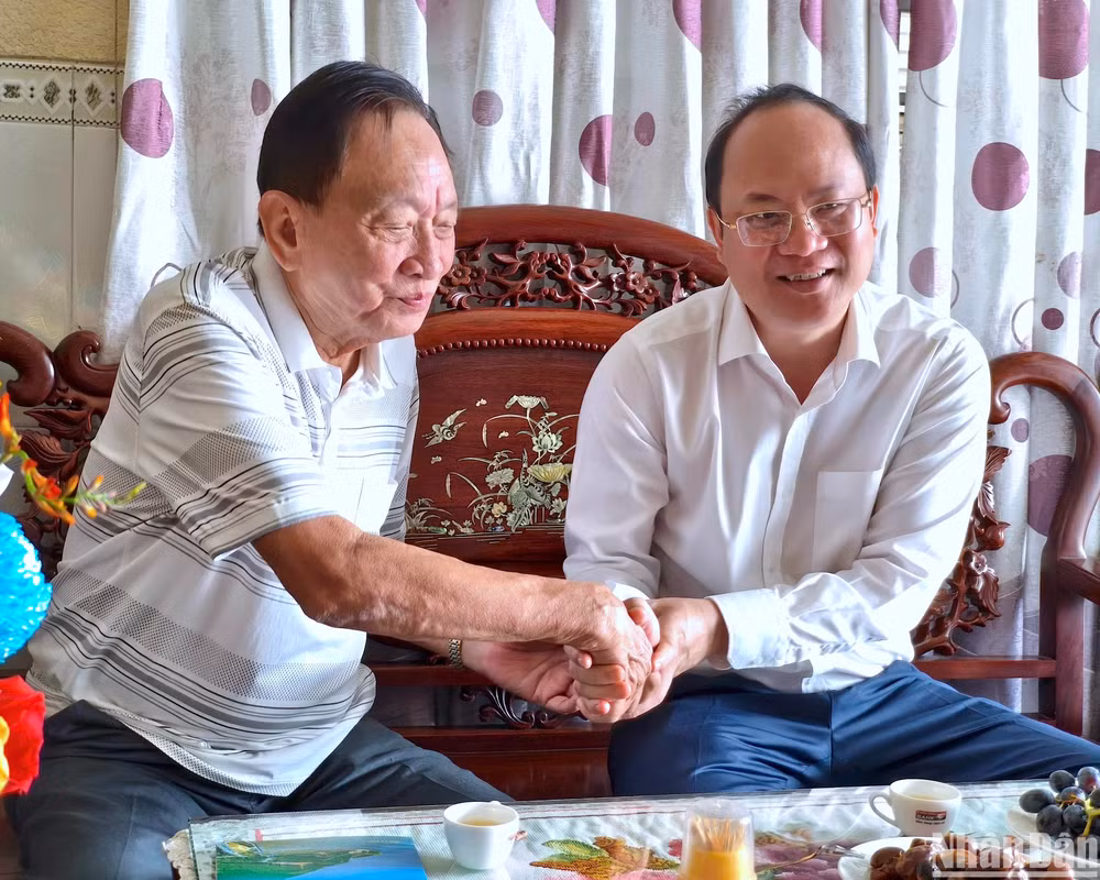 Bí thư Tỉnh ủy Cà Mau Nguyễn Hồ Hải (bìa phải) ân cần bắt tay thăm hỏi Thầy thuốc Nhân dân Nhan Văn Đấu, nguyên Giám đốc Bệnh viện đa khoa Cà Mau.