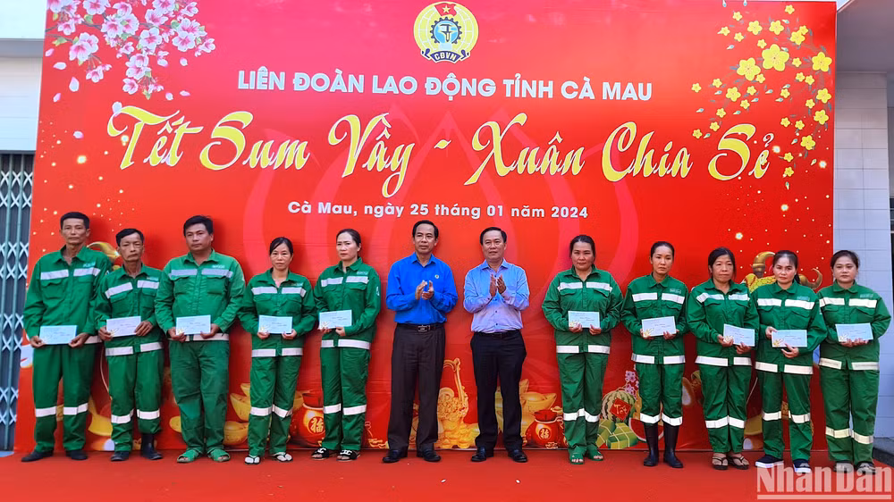 Đại diện Đoàn đại biểu Quốc hội tỉnh Cà Mau trao tặng suất quà cho người lao động, công đoàn viên có hoàn cảnh khó khăn.