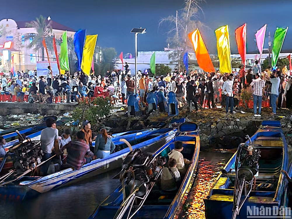 Cư dân miền biển Sông Đốc (huyện Trần Văn Thời, tỉnh Cà Mau) xem pháo hoa mừng năm mới Giáp Thìn 2024.