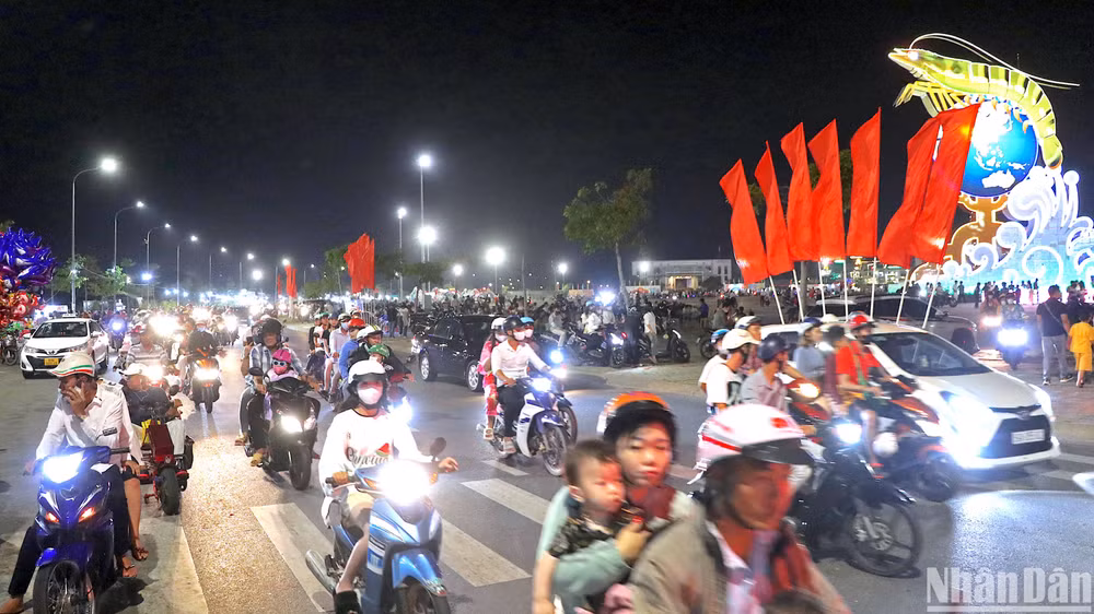 Rất đông người dân thành phố Cà Mau đi chơi đêm giao thừa.