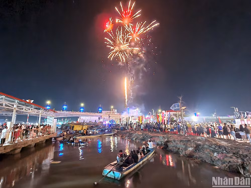 Bắn pháo hoa trong đêm giao thừa mừng năm mới tại miền biển Sông Đốc (huyện Trần Văn Thời, tỉnh Cà Mau).