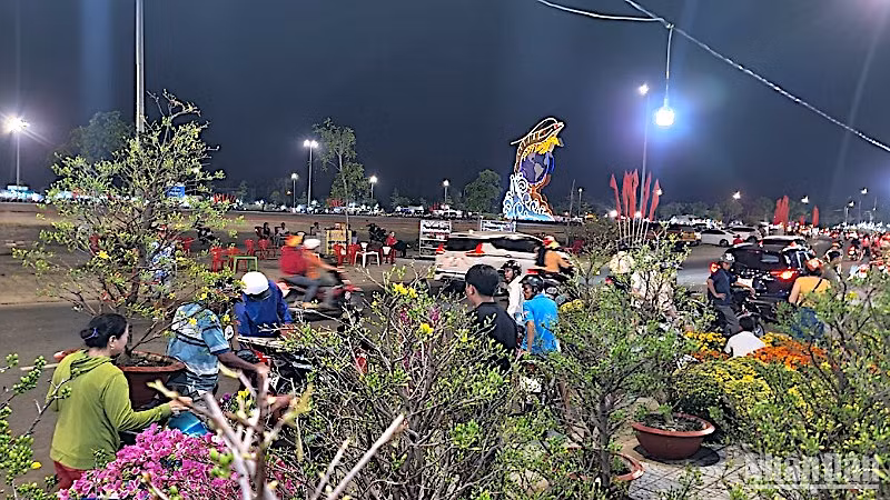 Các chủ quầy, sạp hoa kiểng bán xả hàng để kịp về nhà trước thời khắc giao thừa.