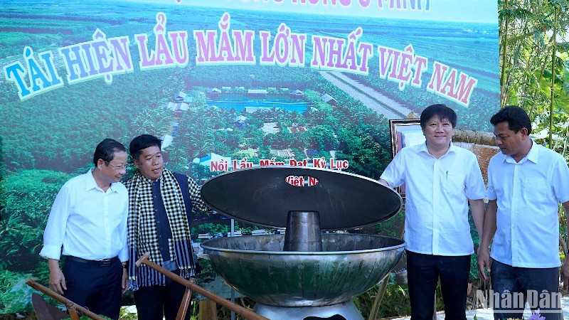 Lẩu mắm lớn nhất Việt Nam được tái hiện tại Ngày hội "Hương rừng U Minh".