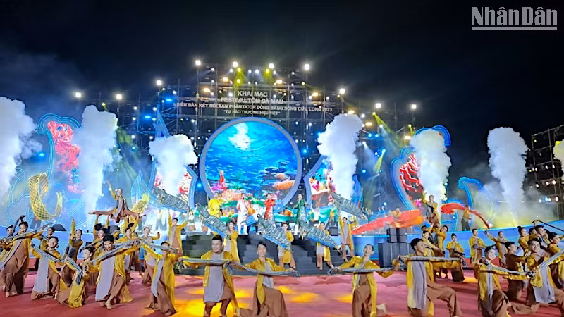 Văn nghệ chào mừng Festival tôm Cà Mau và Diễn đàn kết nối sản phẩm OCOP đồng bằng sông Cửu Long - 2023 vào tối 10/12.