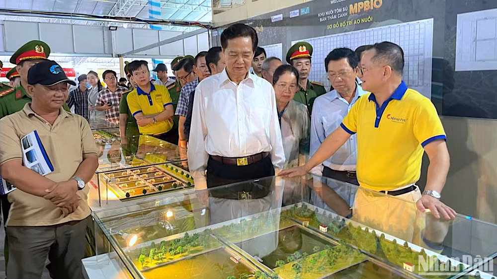 Nguyên Ủy viên Bộ Chính trị, nguyên Thủ tướng Chính phủ Nguyễn Tấn Dũng đến tham quan mô hình trưng bày về nuôi tôm tại gian hàng của Tập đoàn Minh Phú (Cà Mau). Nguyên Ủy viên Bộ Chính trị, nguyên Thủ tướng Chính phủ Nguyễn Tấn Dũng đến tham quan mô hình trưng bày về nuôi tôm tại gian hàng của Tập đoàn Minh Phú (Cà Mau).
