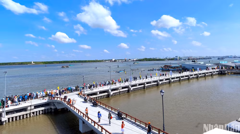 Khu vực đua vỏ lãi ngay đoạn sông gần Cụm tượng đài Chuyến tàu tập kết ra Bắc, tập trung rất đông khán giả đến cổ vũ.