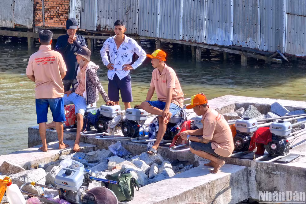 Phương tiện tham gia thi đấu là vỏ lãi composite có gắn động cơ xăng khá phổ biến tại vùng đồng bằng sông Cửu Long.