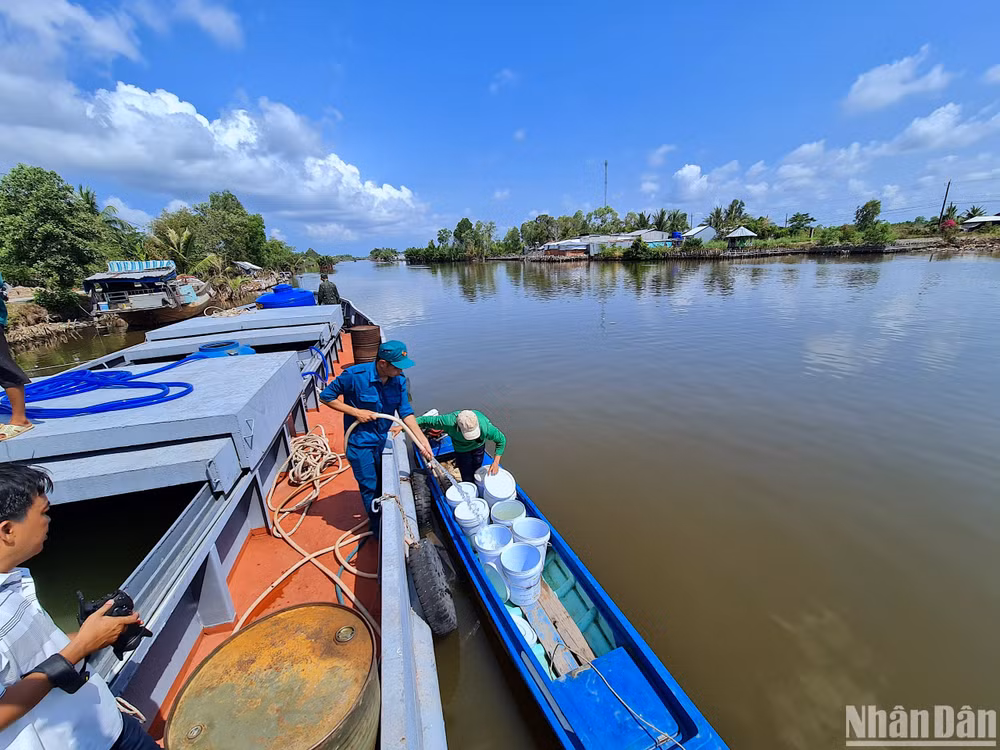 Các đơn vị chức năng hỗ trợ nước sinh hoạt miễn phí cho người dân vùng nông thôn Cà Mau bị thiếu nước bởi ảnh hưởng của khô hạn.