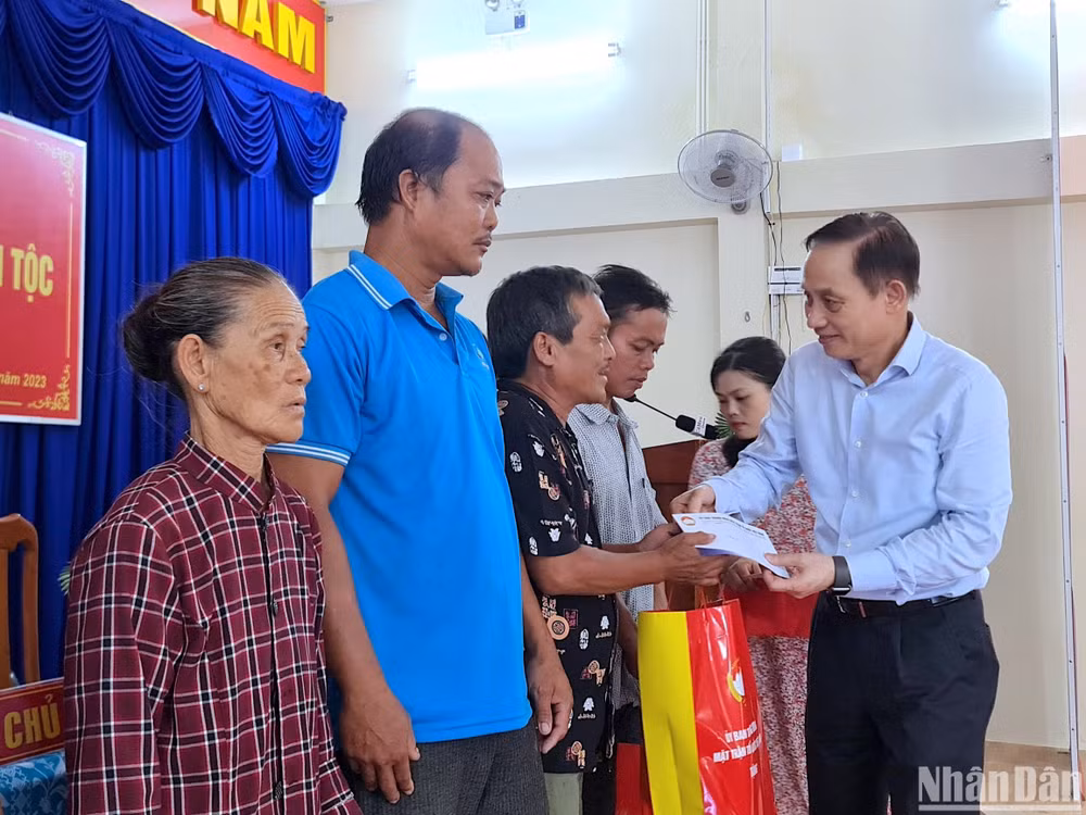 Đồng chí Lê Hoài Trung tặng quà cho các hộ có hoàn cảnh khó khăn trên địa bàn xã Hàm Rồng nhân Ngày hội đại đoàn kết toàn dân tộc.