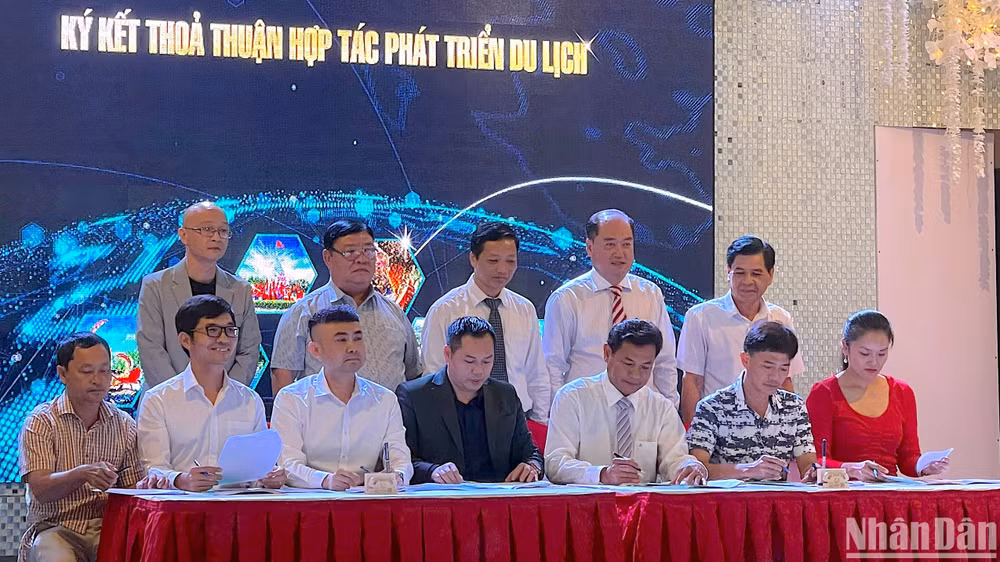 Ký kết hợp tác chiến lược giữa các doanh nghiệp lữ hành, kinh doanh du lịch tại hội nghị chuyên đề về phát triển du lịch Cà Mau.