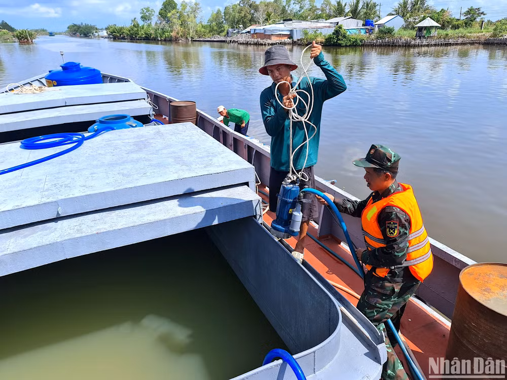 Tàu chuyên dụng của Quân khu 9 vận chuyển nước sinh hoạt miễn phí cập bến tại xã Biển Bạch (huyện Thới Bình, tỉnh Cà Mau) vào sáng 8/4.