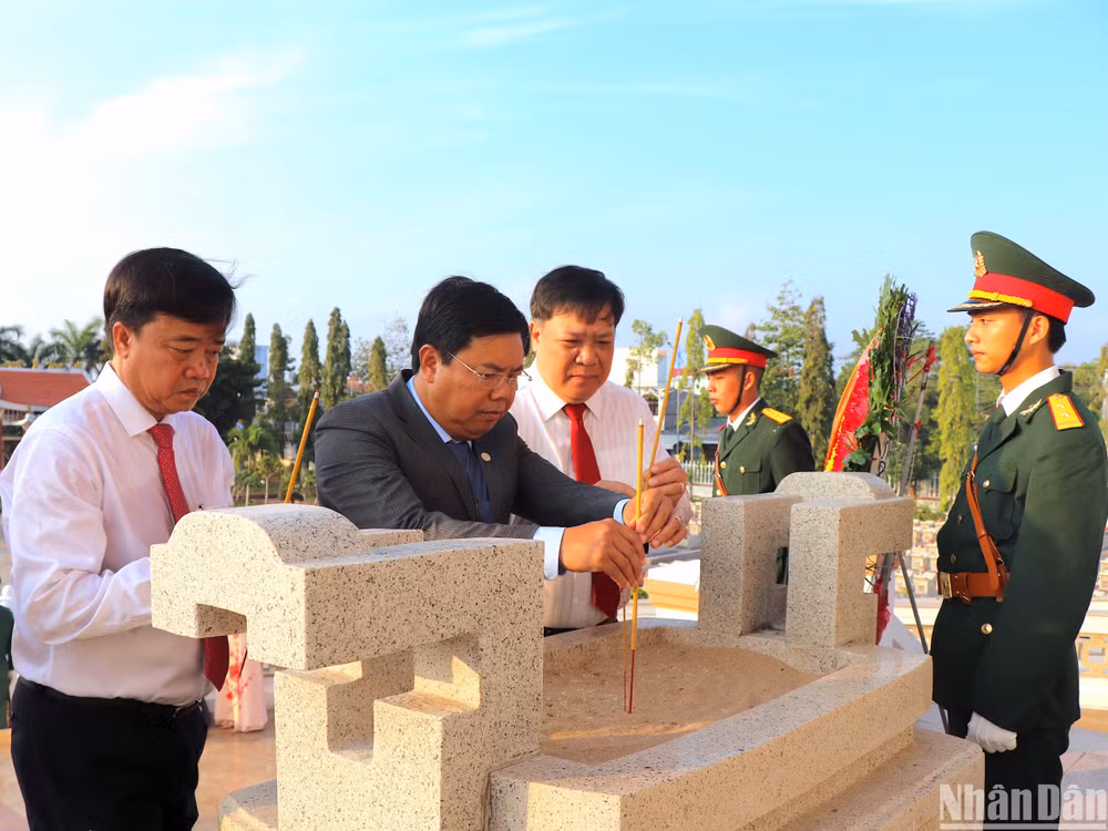 Đại biểu và lãnh đạo tỉnh Cà Mau viếng, dâng hương tại nghĩa trang liệt sĩ tỉnh trước khi tham dự buổi họp mặt.