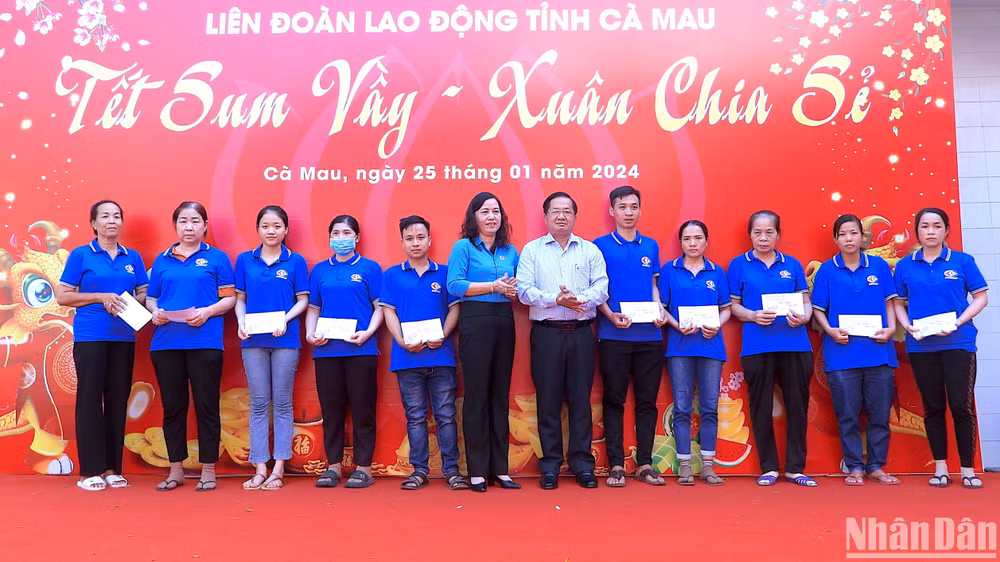 Đại diện lãnh đạo tỉnh Cà Mau và Liên đoàn Lao động tỉnh trao quà tặng Tết cho đoàn viên, người lao động có hoàn cảnh khó khăn.