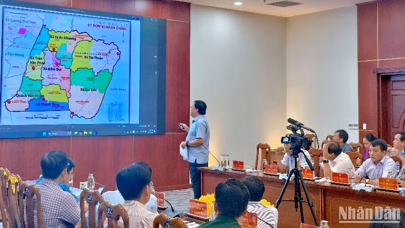 Chủ tịch Ủy ban nhân dân tỉnh Cà Mau Phạm Thành Ngại trình bày Đề án sắp xếp đơn vị hành chính cấp xã năm 2025. 